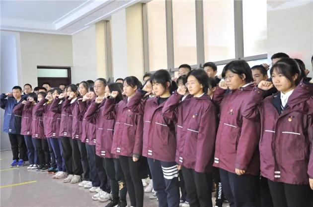 睡一个比自己小十几岁的男生，正常吗？游戏画面